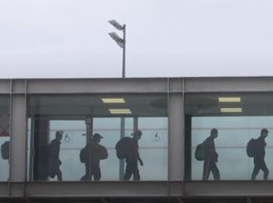 Momen Kedatangan 41 Pengungsi Afganistan di Prancis