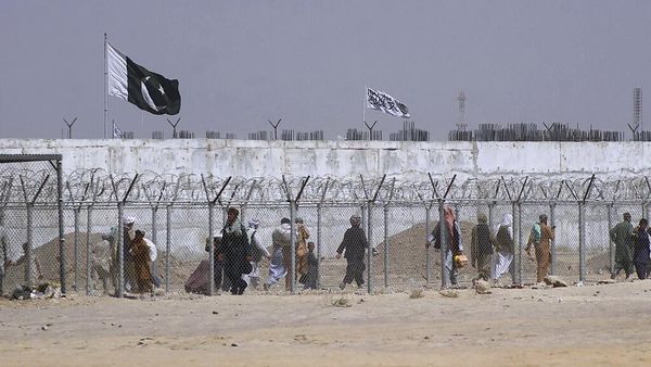 Terkini! Momen Warga Afghanistan Lintasi Perbatasan Chaman