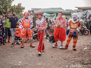 Pasukan Penebar Senyum di Tengah Trauma Healing