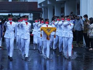 Hujan Deras Warnai Penurunan Bendera Merah Putih di Kota Bogor