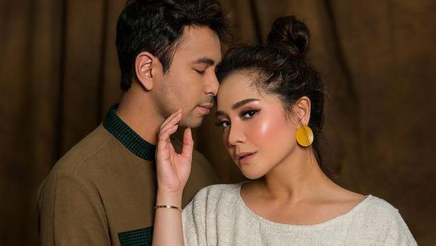 Raffi Ahmad membelikan Nagita Slavina sebuah vespa edisi khusus Christian Dior karena ngidam. Yuk kita lihat Vespa sultan ini!