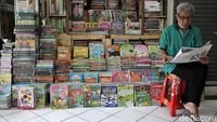 Penjual Buku Bertahan di Tengah Perpanjangan PPKM