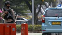 Polisi Bersenjata Jaga Ganjil-Genap di Masa PPKM