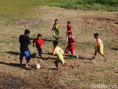Riangnya Bocil Main Bola di Tepian Situ Ciburuy yang Mengering
