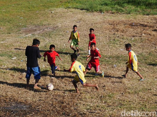 Riangnya Bocil Main Bola di Tepian Situ Ciburuy yang Mengering