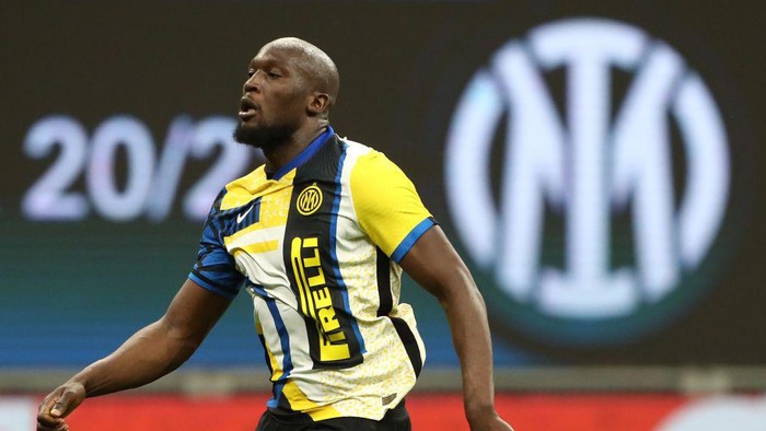 MILAN, ITALY - MAY 12: Romelu Lukaku of FC Internazionale looks on during the Serie A match between FC Internazionale  and AS Roma at Stadio Giuseppe Meazza on May 12, 2021 in Milan, Italy. Sporting stadiums around Italy remain under strict restrictions due to the Coronavirus Pandemic as Government social distancing laws prohibit fans inside venues resulting in games being played behind closed doors.  (Photo by Marco Luzzani/Getty Images)
