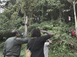 Momen Warga Papua Barat Cegat Pangdam Kasuari Lalu Kibarkan Merah Putih
