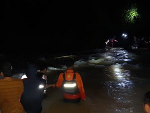 36 Mahasiswa Terjebak di Gunung Amonggedo Usai Upacara HUT RI Dievakuasi 36 Mahasiswa Terjebak di Gunung Amonggedo Usai Upacara HUT RI Dievakuasi