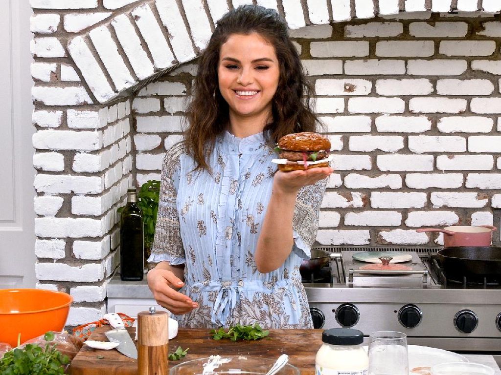 Selena Gomez Suka Ngemil, Ternyata Doyan Makan Acar Timun