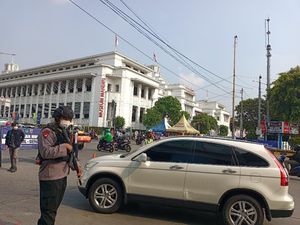 Berpelat Ganjil, Sejumlah Mobil Pribadi Ingin ke Jl Gajah Mada Diputar Balik