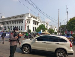 Berpelat Ganjil, Sejumlah Mobil Pribadi Ingin ke Jl Gajah Mada Diputar Balik