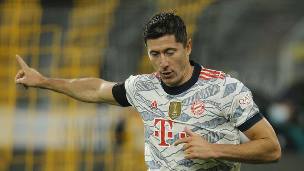 Soccer Football - DFL Super Cup - Borussia Dortmund v Bayern Munich - Signal Iduna Park, Dortmund, Germany - August 17, 2021 Bayern Munich's Robert Lewandowski celebrates scoring their first goal REUTERS/Leon Kuegeler DFL regulations prohibit any use of photographs as image sequences and/or quasi-video.