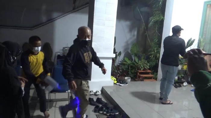 Syamsuddin Umar melayat ke rumah duka tempat disemayamkan Andi Darussalam Tabusalla.
