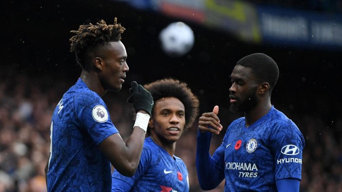 LONDON, ENGLAND - NOVEMBER 09: Tammy Abraham of Chelsea celebrates with teammate Fikayo Tomori after scoring his teams first goal during the Premier League match between Chelsea FC and Crystal Palace at Stamford Bridge on November 09, 2019 in London, United Kingdom. (Photo by Mike Hewitt/Getty Images)