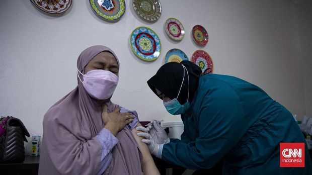 Sejumlah ibu hamil dan menyusui mengikuti vaksinasi Covid-19 di RSIA Tambak, Jakarta, Rabu (18/8/2021). Vaksinasi bagi ibu hamil dan menyusui yang dilakukan sekali dalam sepekanmenggunakan vaksin jenis Sinovac. Petugas pun membatasi jumlah peserta sebanyak 60 orang dalam sehari vaksinasi. (CNN Indonesia/Adi Maulana)