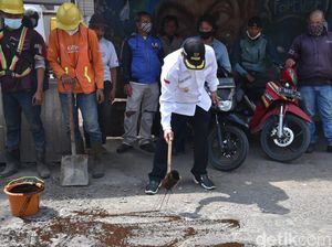 Terima Keluhan, Wabup Sumedang Rogoh Kocek Pribadi untuk Perbaiki Jalan