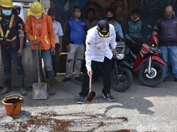 Terima Keluhan, Wabup Sumedang Rogoh Kocek Pribadi untuk Perbaiki Jalan