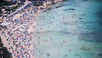 Warga Italia Ngadem di Pantai Gegara Gelombang Panas