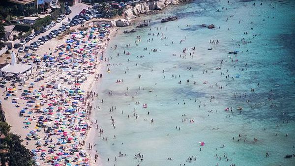 Warga Italia Ngadem di Pantai Gegara Gelombang Panas