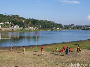 Warga Sulap Situ Ciburuy yang Mengering Jadi Lapangan Bola