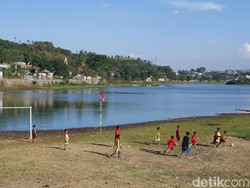 Warga Sulap Situ Ciburuy yang Mengering Jadi Lapangan Bola