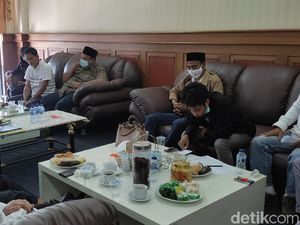 Jalan Pagelaran Rusak Parah, Warga Tagih Janji Kampanye Irna-Tanto