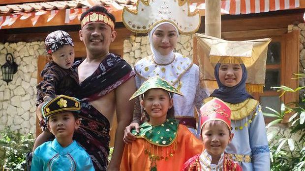 Zaskia Adya Mecca Bikin Mini Karnaval dan Panjat Pinang