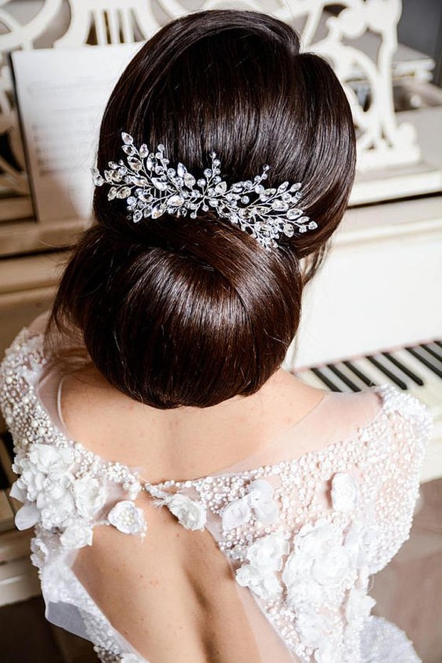 Accessorized bun/pinterest.com/anadecicco Tampilan gaya rambut pengantin accessorized bun.