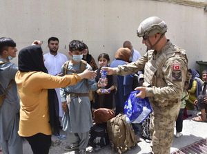 Pengungsi dari Afghanistan Tiba di Inggris