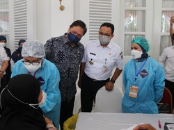 Sentilan Airlangga ke Anies soal Vaksinasi Kedua di Jakarta