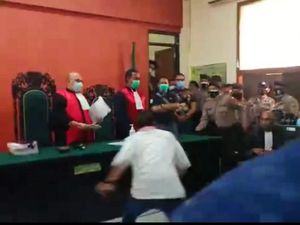 Detik-detik Aktivis Antimasker Serang Hakim Usai Divonis Bui 3 Tahun Detik-detik Aktivis Antimasker Serang Hakim Usai Divonis Bui 3 Tahun