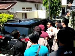 Usai Serang Hakim, Aktivis Antimasker Dikawal Ketat Menuju Lapas Banyuwangi