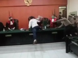 Ulah Aktivis Antimasker Pukul Hakim hingga Lecehkan Pengadilan Banyuwangi