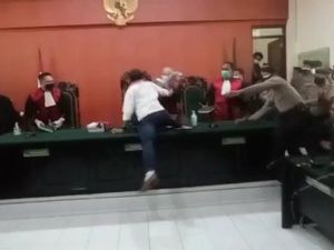 Ulah Aktivis Antimasker Pukul Hakim hingga Lecehkan Pengadilan Banyuwangi Ulah Aktivis Antimasker Pukul Hakim hingga Lecehkan Pengadilan Banyuwangi