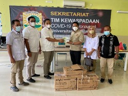 Andre Rosiade Bagikan Puluhan Ribu Masker ke RS M Djamil & RS Unand