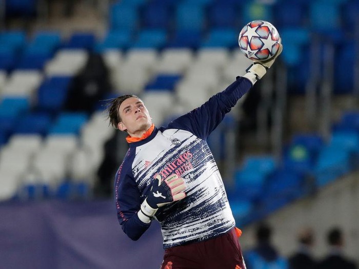 MADRID, SPAIN - NOVEMBER 03: Goalkeeper  Andriy Lunin of Real Madrid CF warms up before the UEFA Champions League Group B stage match between Real Madrid and FC Internazionale at Estadio Santiago Bernabeu on November 03, 2020 in Madrid, Spain. (Photo by Gonzalo Arroyo Moreno/Getty Images)