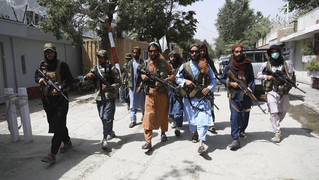 Bawa Senjata Laras Panjang, Taliban Patroli di Afghanistan