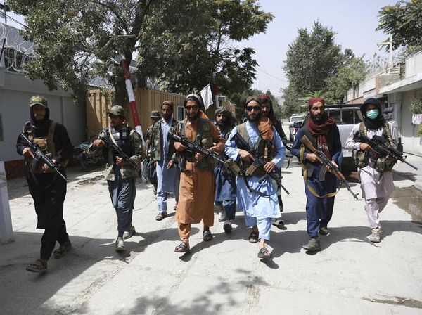Bawa Senjata Laras Panjang, Taliban Patroli di Afghanistan
