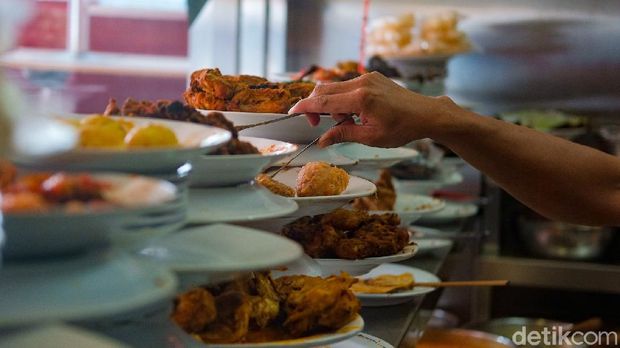 Aturan makan di restoran maupun warteg diperpanjang dari 20 menit menjadi 30 menit selama PPKM level 4 di Jakarta. Pemprov menilai durasi tersebut lebih pas.