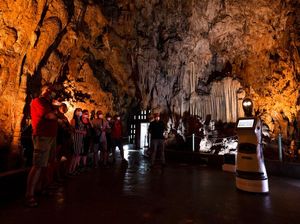 Bukan Manusia, Pemandu Wisata di Gua Yunani Ini Ternyata... Bukan Manusia, Pemandu Wisata di Gua Yunani Ini Ternyata...