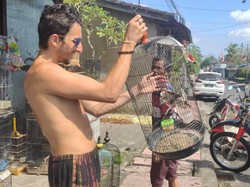 Viral Bule Baik di Bali, Beli Burung buat Dilepaskan Lagi