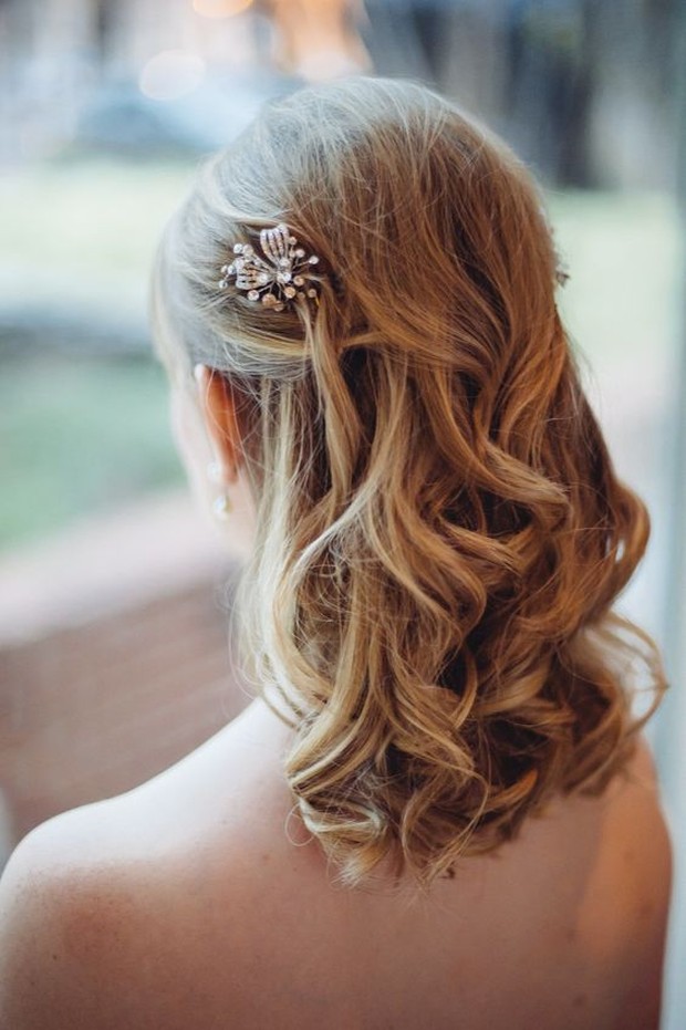 Cascading waves/pinterest.com/theknot Tampilan gaya rambut pengantin cascading waves.