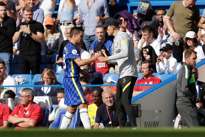 LONDON, ENGLAND - AUGUST 14: Thomas Tuchel, Manager of Chelsea interacts with Cesar Azpilicueta of Chelsea as he is substituted off during the Premier League match between Chelsea and Crystal Palace at Stamford Bridge on August 14, 2021 in London, England. (Photo by Henry Browne/Getty Images)