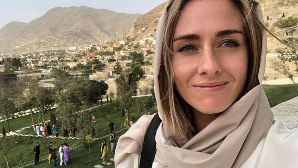 10 Foto Satu-satunya Reporter Wanita di Konpers Taliban, Keberaniannya Dipuji