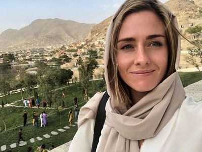 10 Foto Satu-satunya Reporter Wanita di Konpers Taliban, Keberaniannya Dipuji