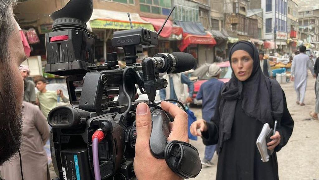 8 Potret Keberanian Wanita yang Meliput di Jalanan Afghanistan Ramai Tembakan
