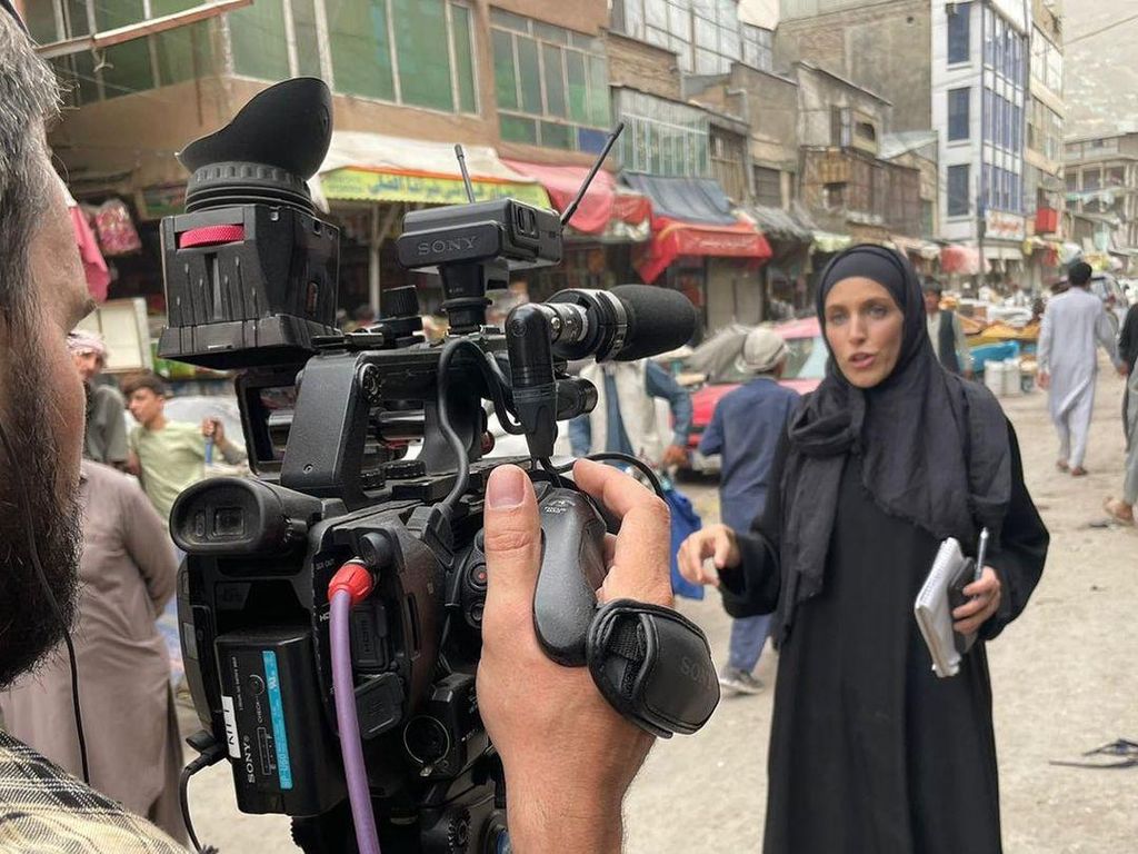 Viral Keberanian Wartawan Wanita di Tengah Jalanan Afghanistan Ramai Tembakan