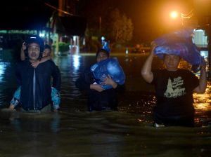 Banjir Rendam Pemukiman Warga di Padang