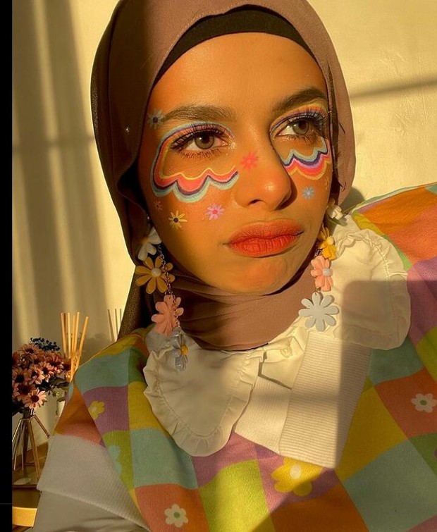 Face painting colorful/instagram.com/dillaljaidi Face painting bertema colorful, menjadikan Dilla terlihat semakin manis.