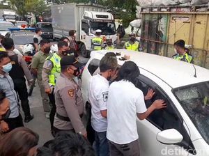 Polisi Kepung Sebuah Mobil di Tengah Jalanan Brebes, Ada Apa?